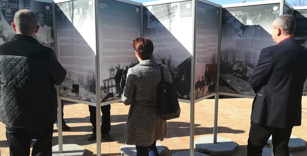 zdjęcie ludzi oglądających wystawę