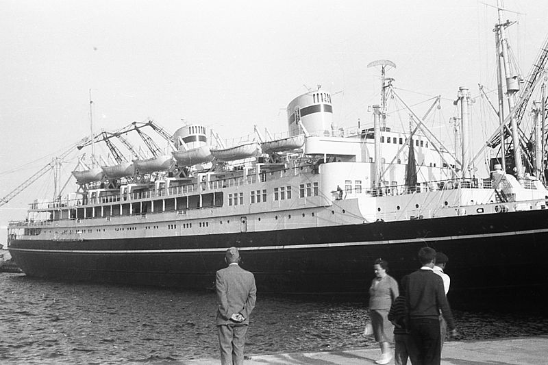 statek, MS Batory, fotografia czarno-biała, statek zacumowany w porcie, nabrzeże