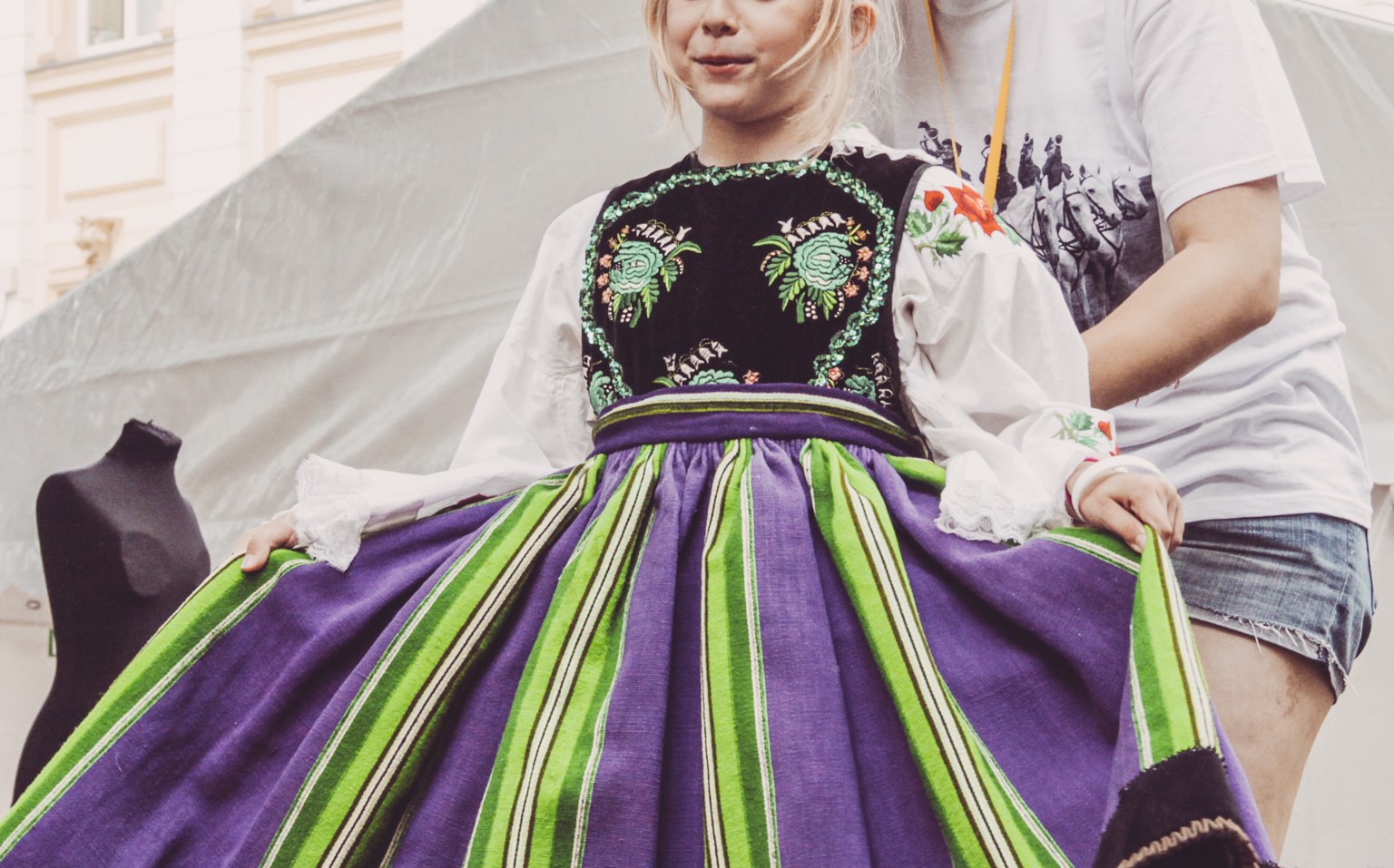 dziewczynka prezentuje przymierzony tradycyjny strój polski