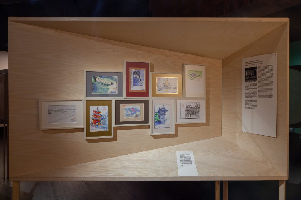 geometryczne stanowisko wystawiennicze z akwarelami z widokami Japonii