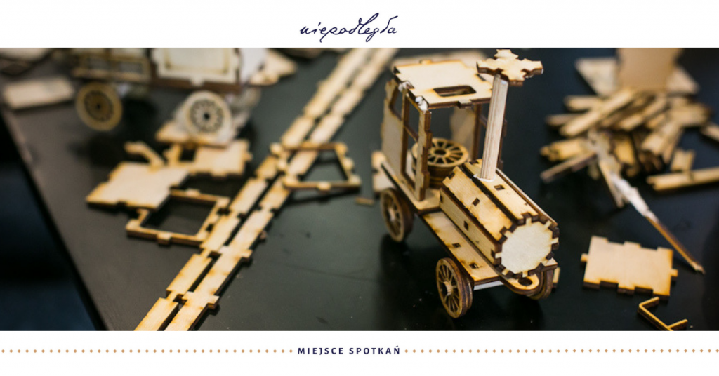 zdjęcie z widokiem modelu drewnianego lokomotywy