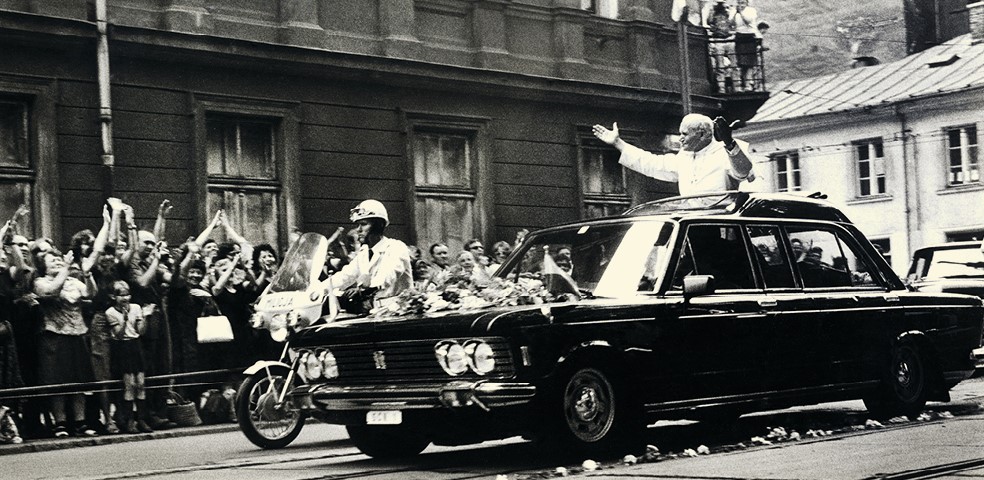 papież w samochodzie na czarno-białym starym zdjęciu