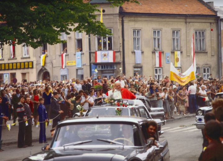 Jan Paweł II przejeżdża ulicami Wadowic podczas pierwszej pielgrzymki do Polski, witany przez tłumy, zdjęcie archiwalne