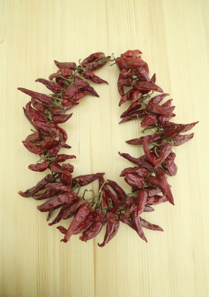 pęk papryczek na drewnianym stole