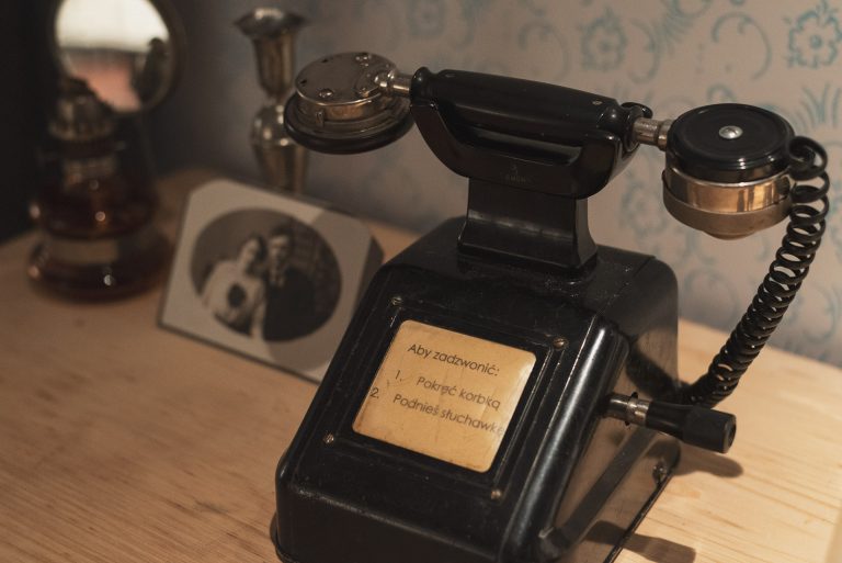 rekwizyt w pokoju zagadek - retro telefon