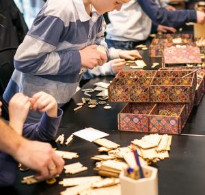 dzieci przy stole z elementami modeli