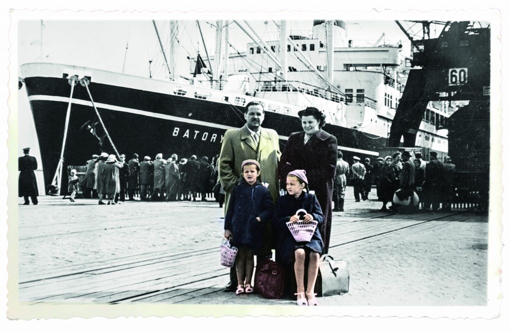 rodzina z dziećmi na tle statku