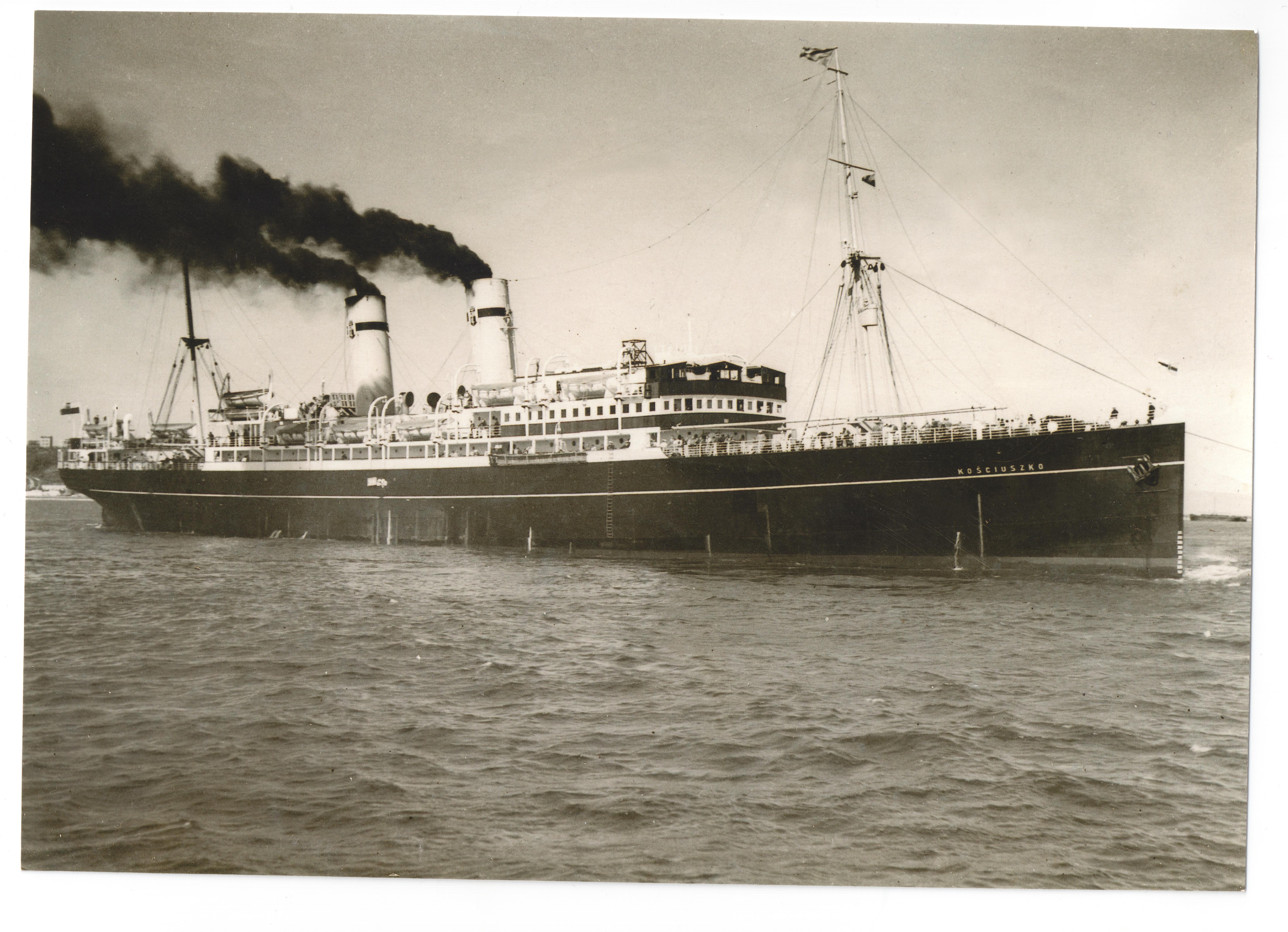 czarno-białe zdjęcie statku