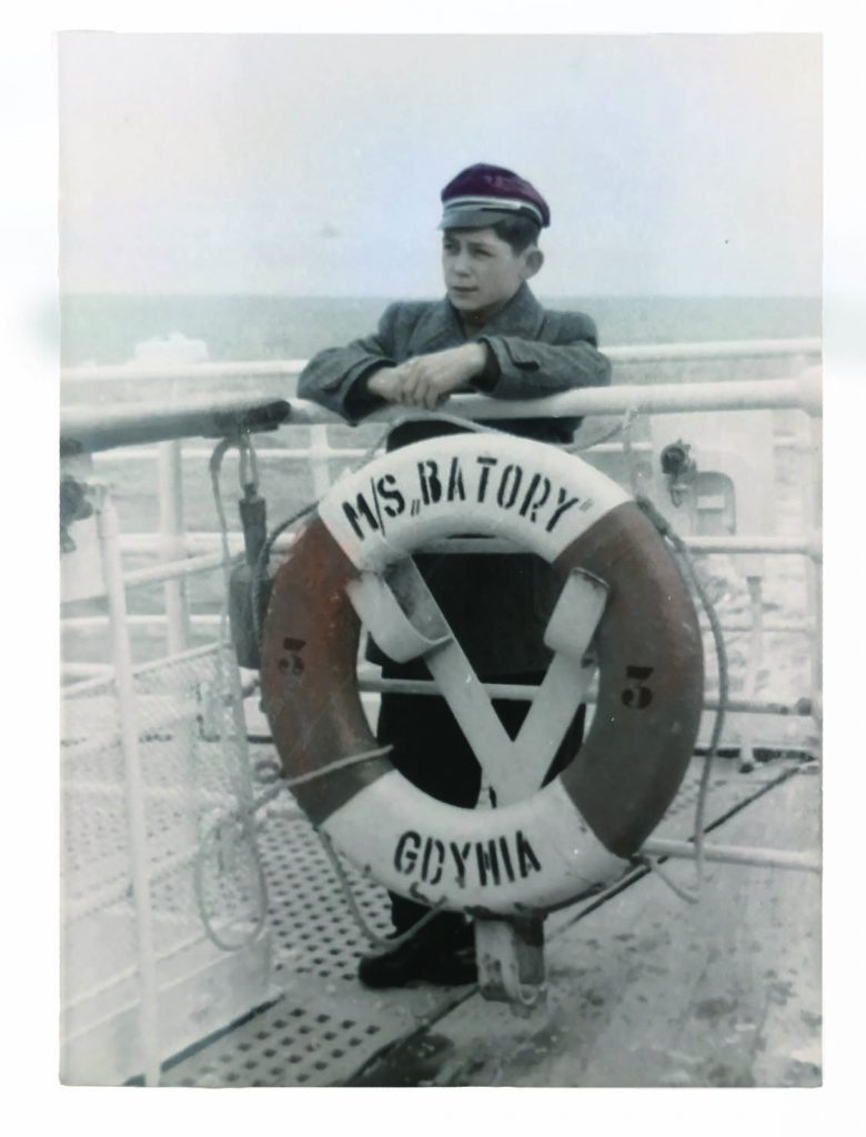 chłopiec stojący przy burcie