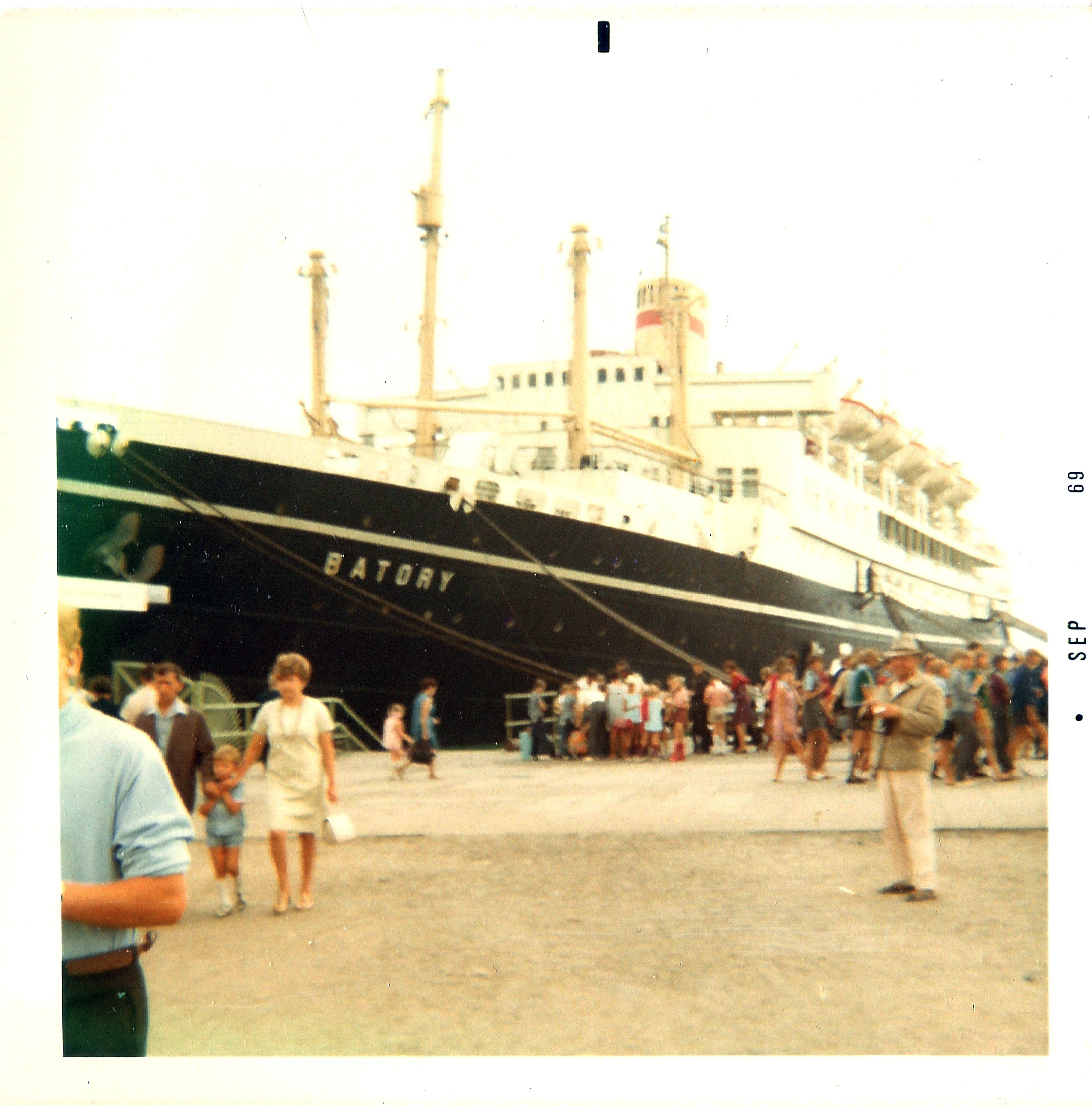 statek zacumowany przy brzegu