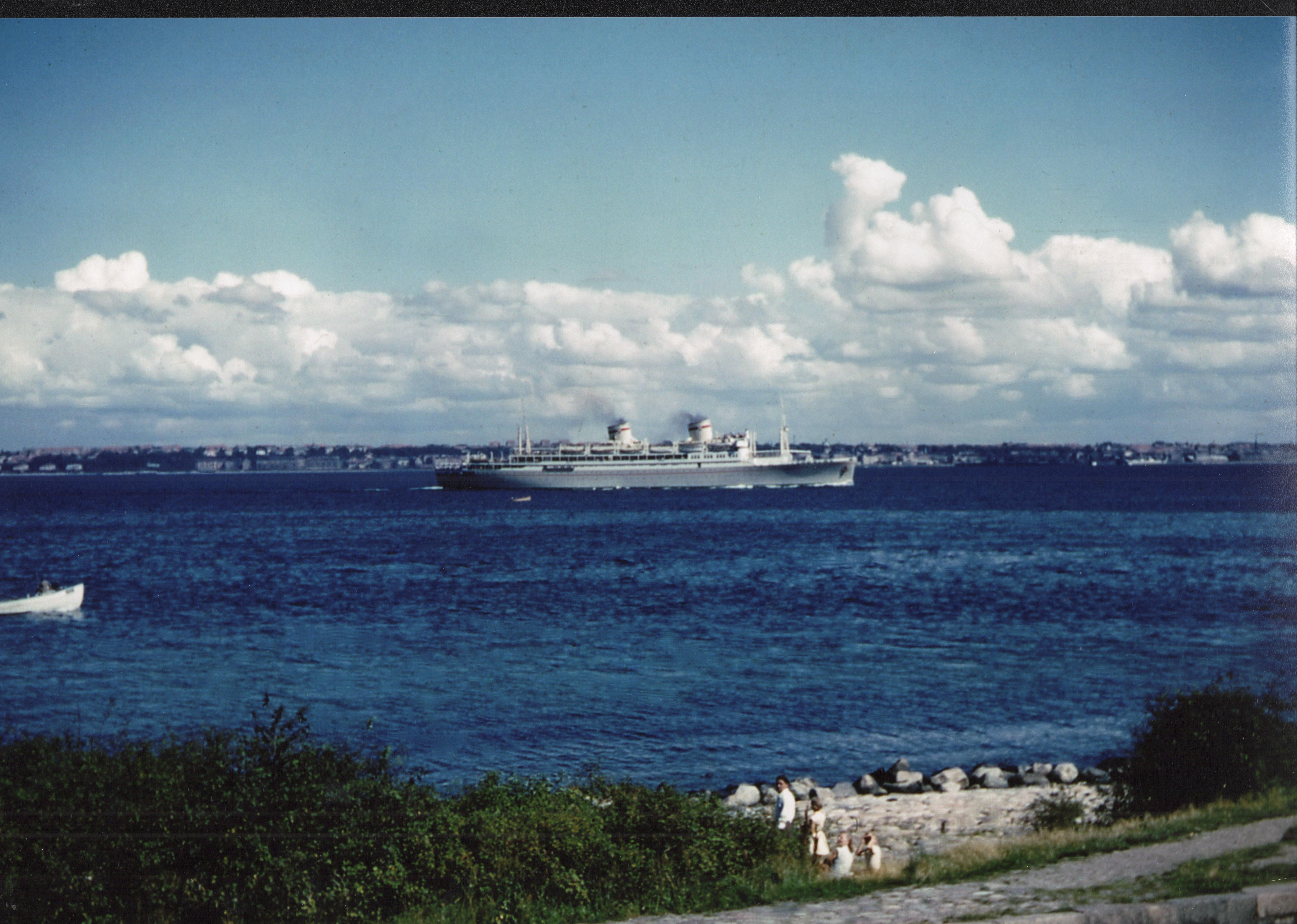 kolorowe zdjęcie przedstawiające statek na morzu