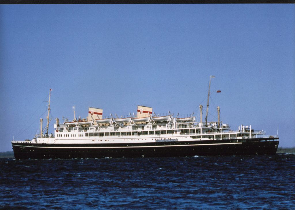 kolorowe zdjęcie statku na morzu