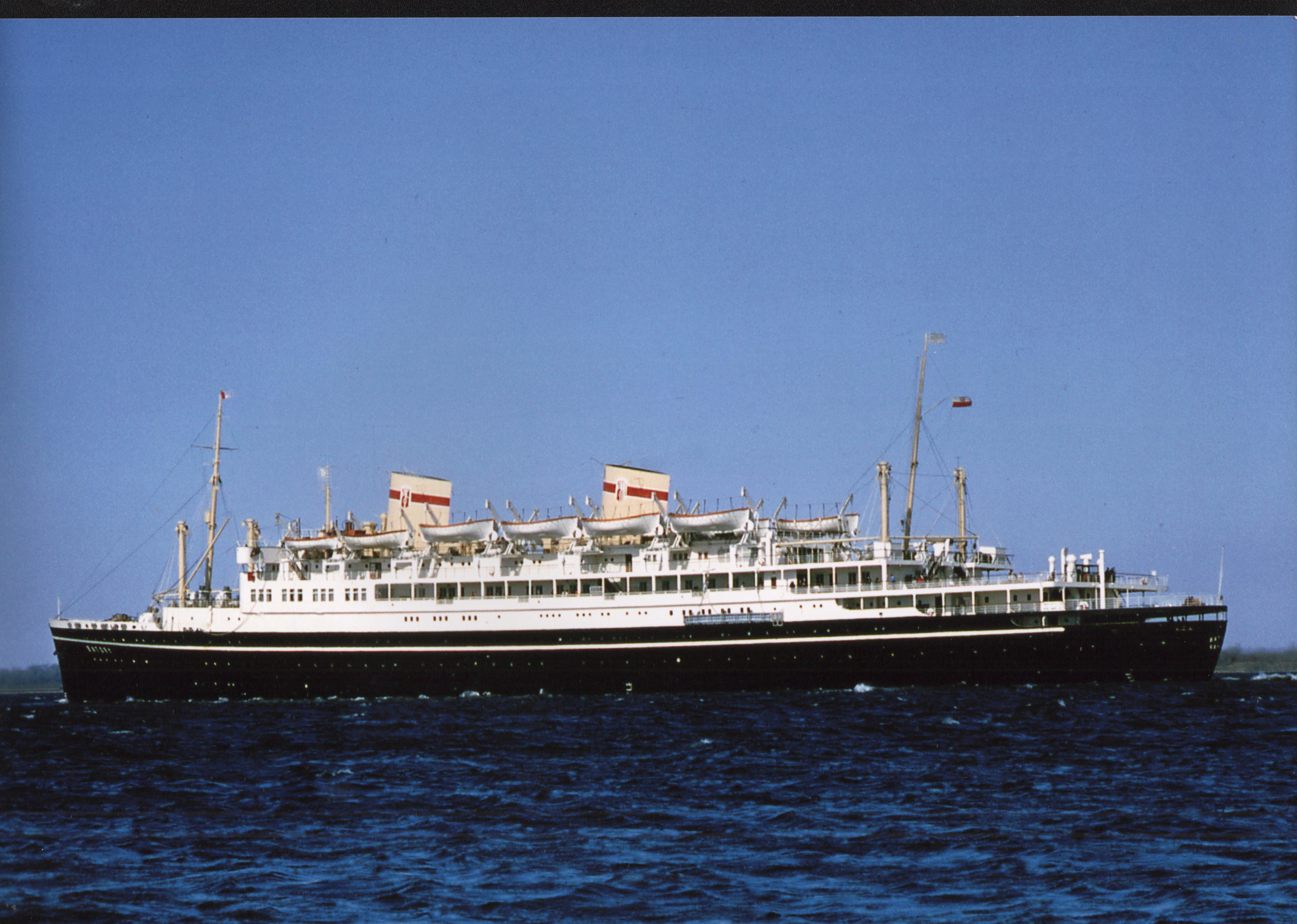 kolorowe zdjęcie statku na morzu