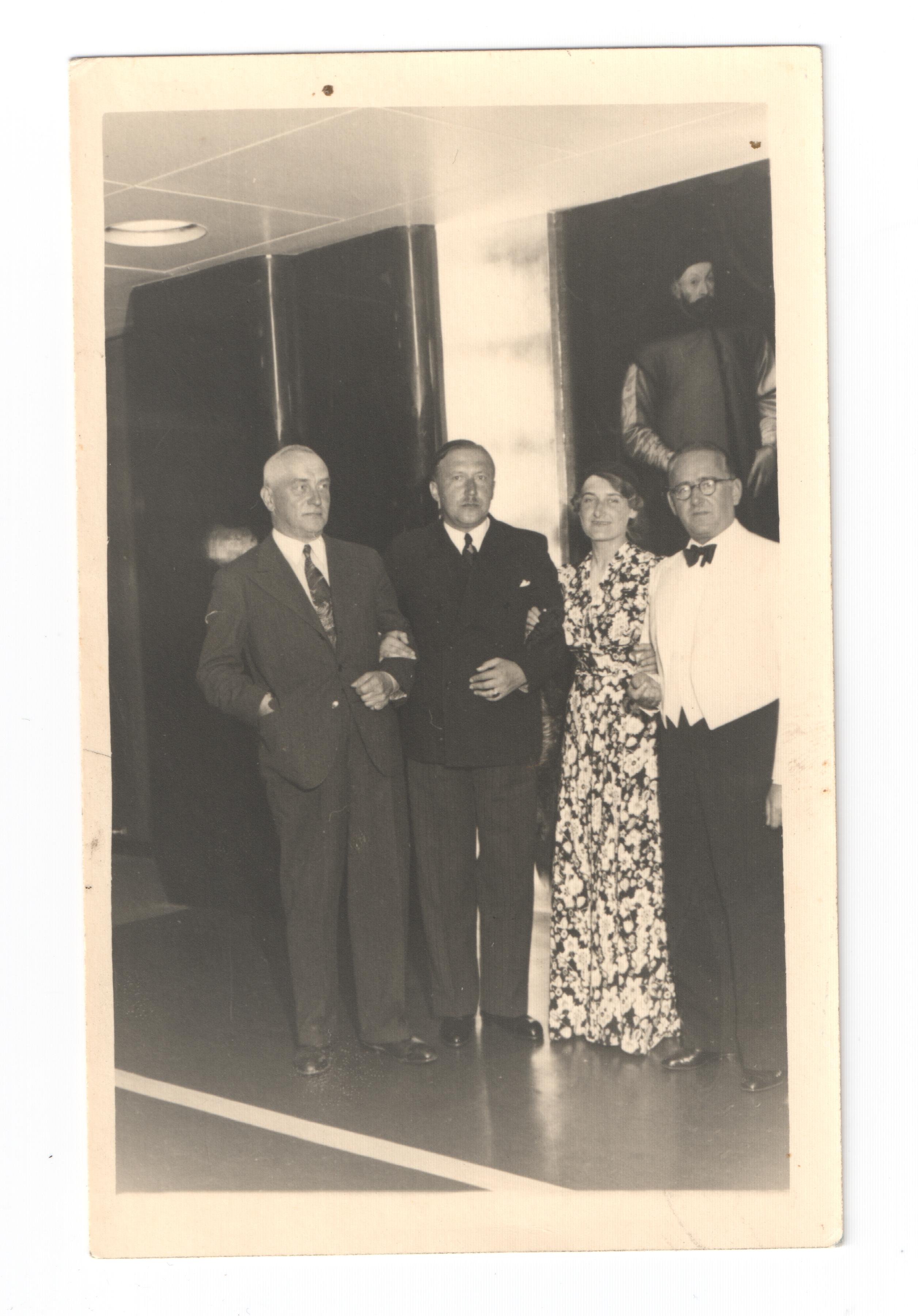 Czarno-białe zdjęcie z wnętrza Batorego