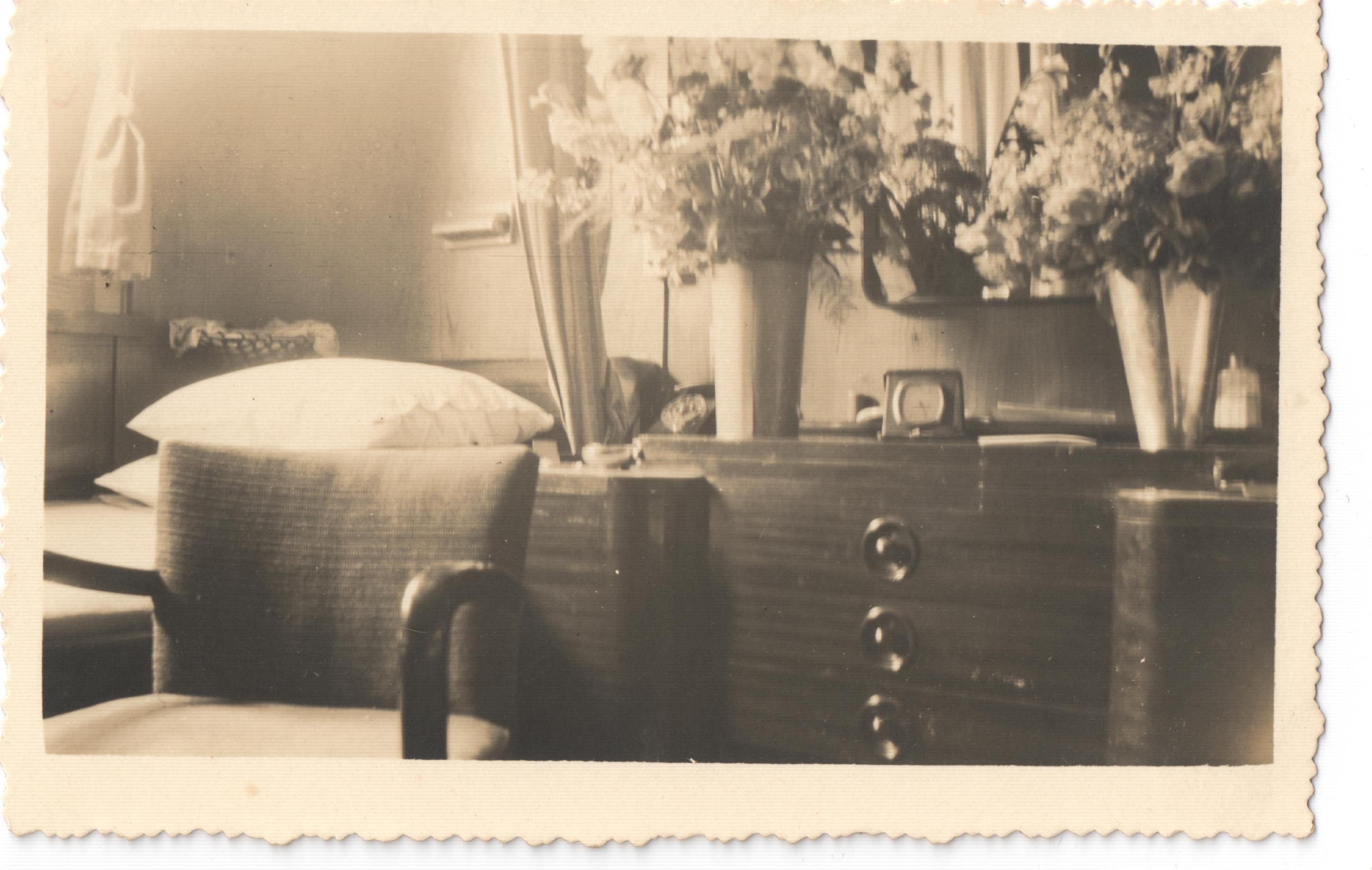 czarno-białe zdjęcie przedstawiające wnętrze kabiny