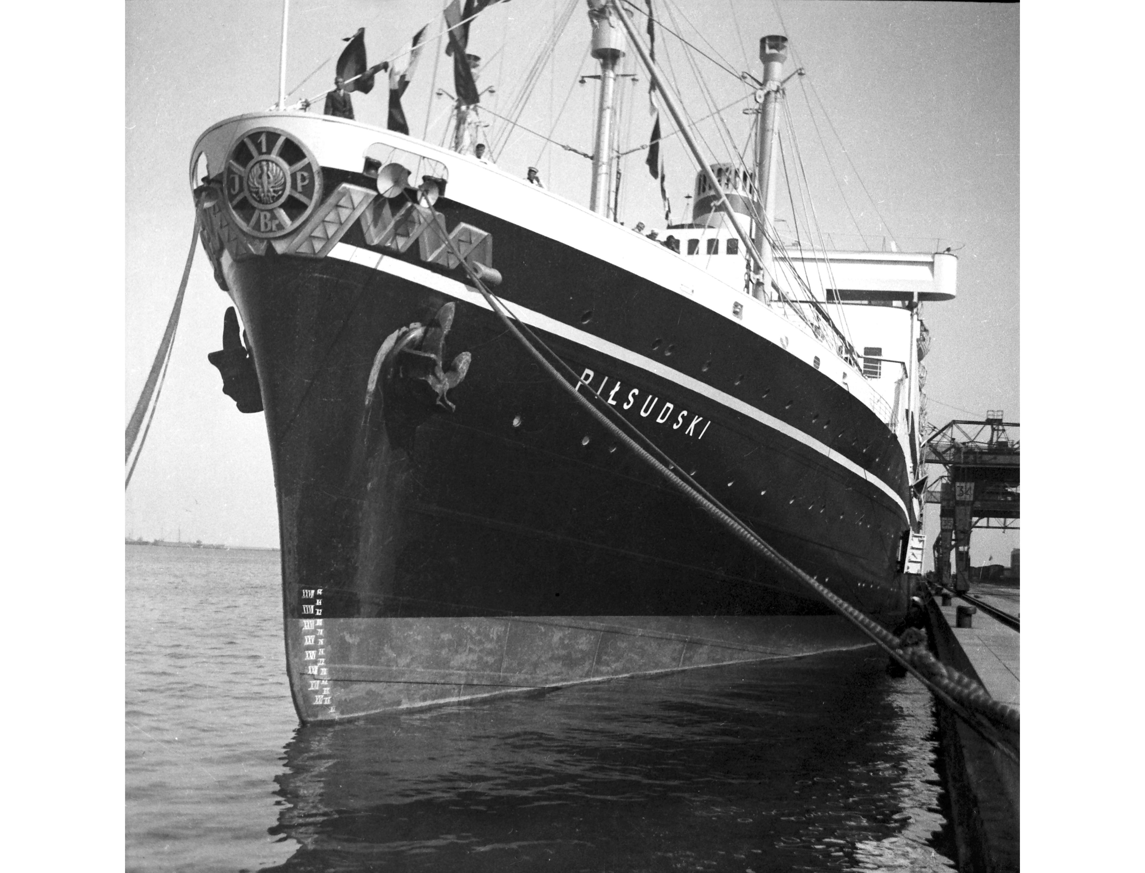 czarno-białe zdjęcie statku