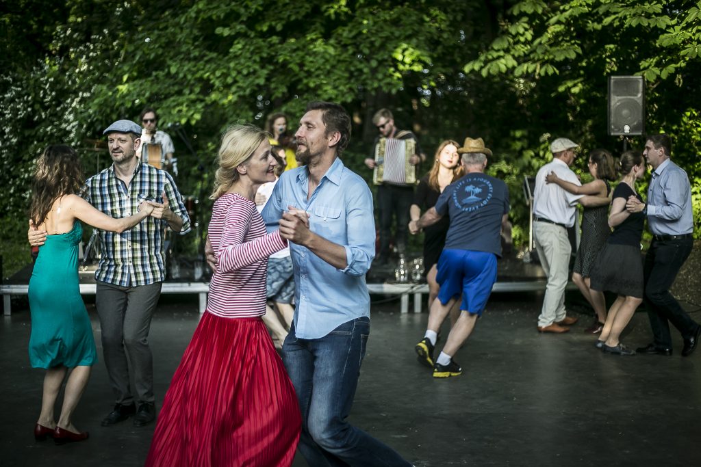 tańczące na parkiecie pary