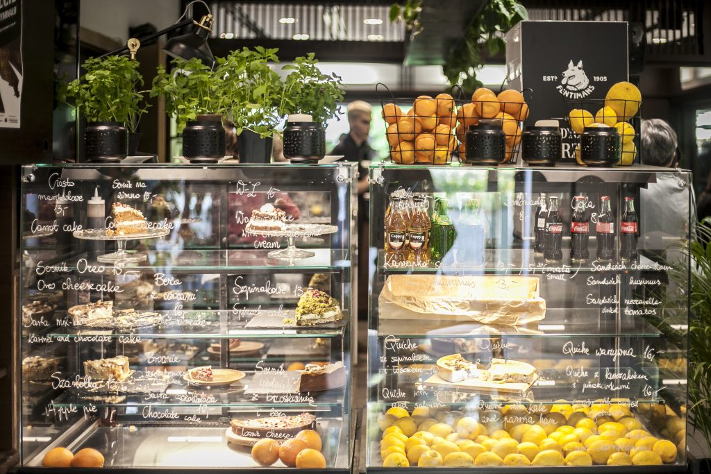 lady z sprzedawanymi ciastami i owocami