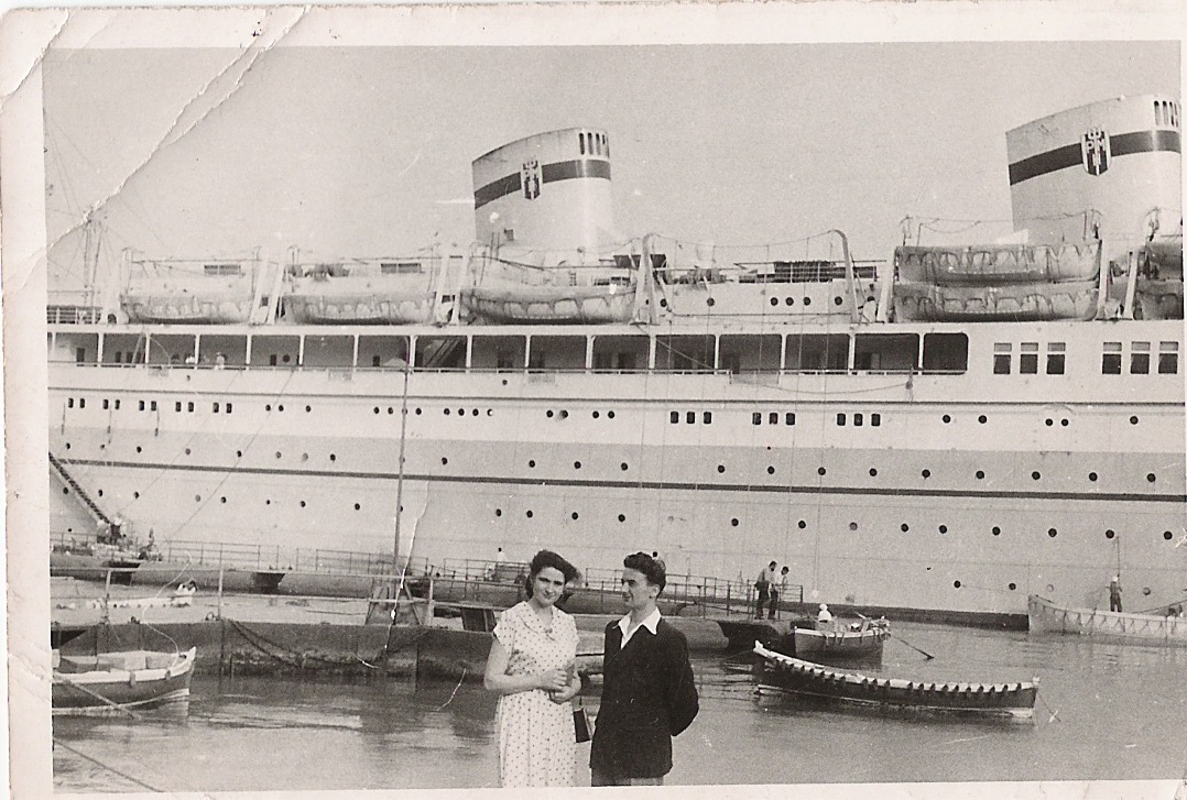 czarno-białe zdjęcie statku