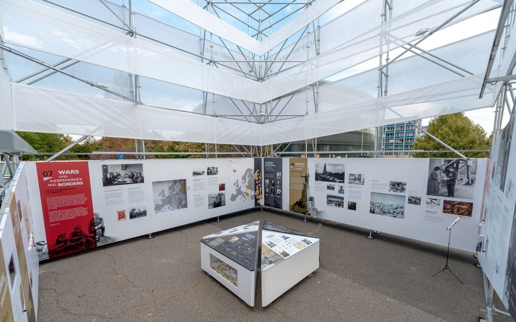 na dole wystawa złożona z plansz i fotografii, na górze konstrukcja charakterystycznego pawilonu "po wielkiej wojnie"