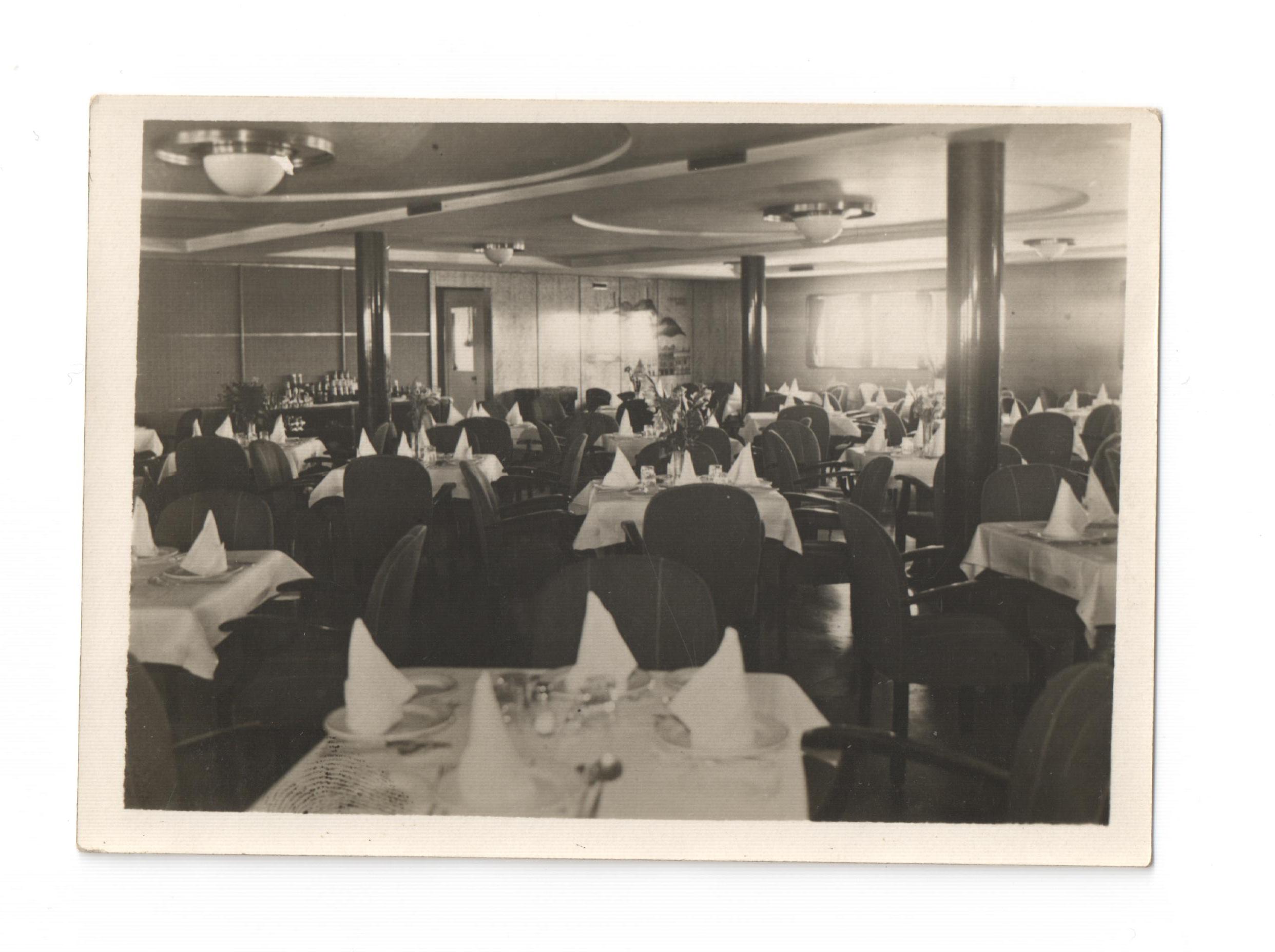 czarno-białe zdjęcie przedstawiające jadalnię na statku Batory