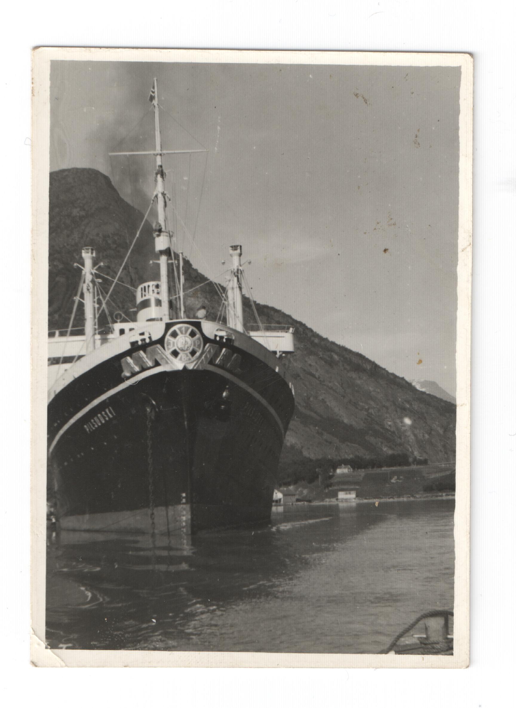 czarno-białe zdjęcie przedstawiające statek