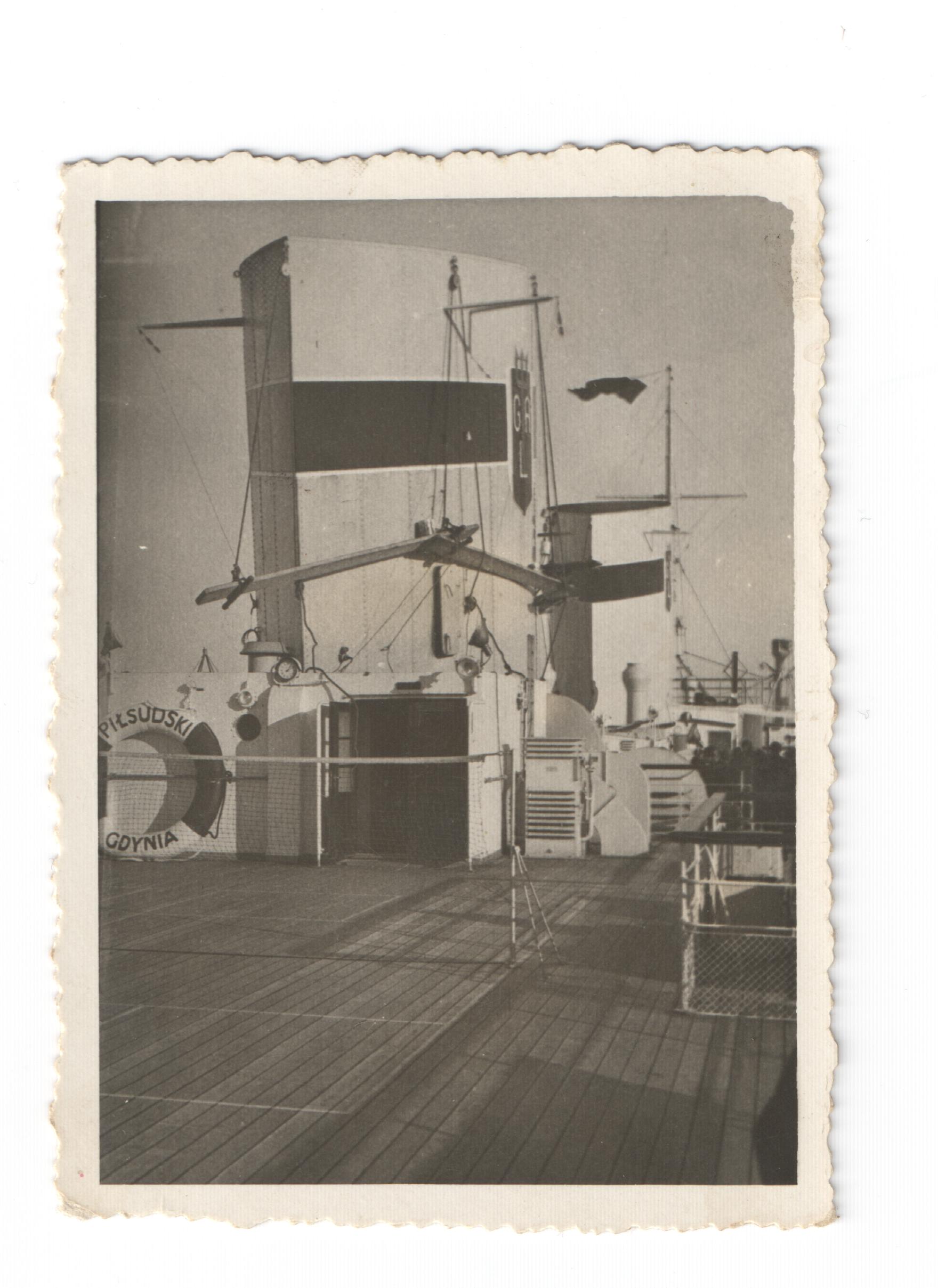 czarno-białe zdjęcie z budowy statku