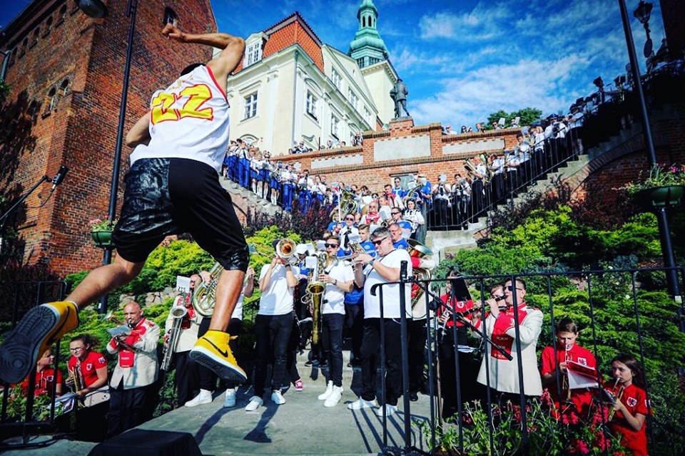 koncert nieograniczonej orkiestry Rebel Babel Ensemble, na schodach ze starówki