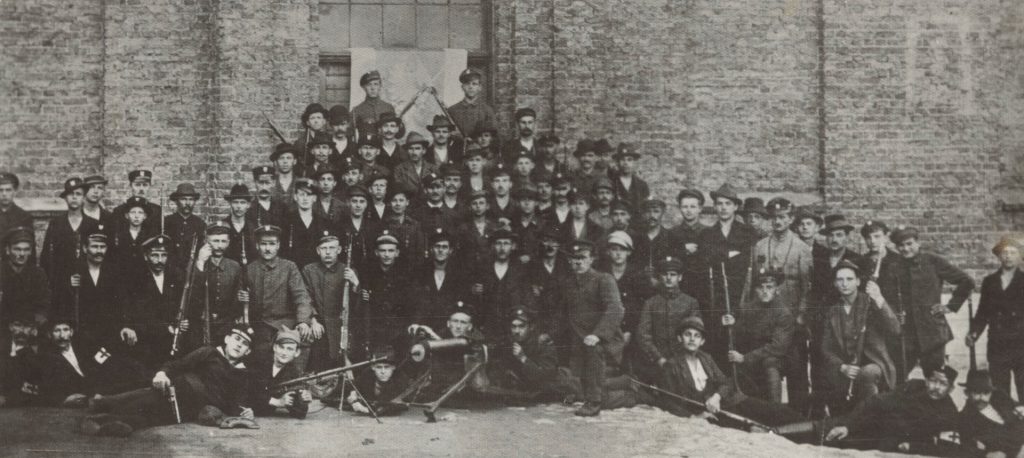 duża grupa powstańców pozujących do zdjęcia z uzbrojeniem