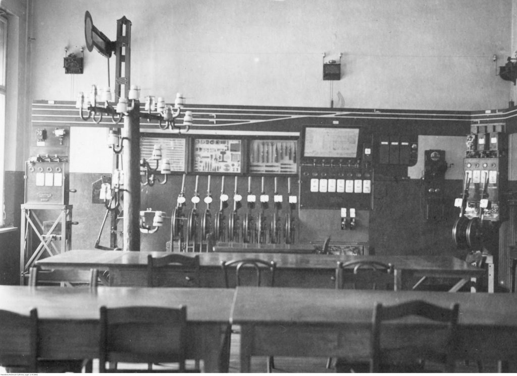 widoczna nastawnia, semafor i słup energetyczny. w sali wykładowej