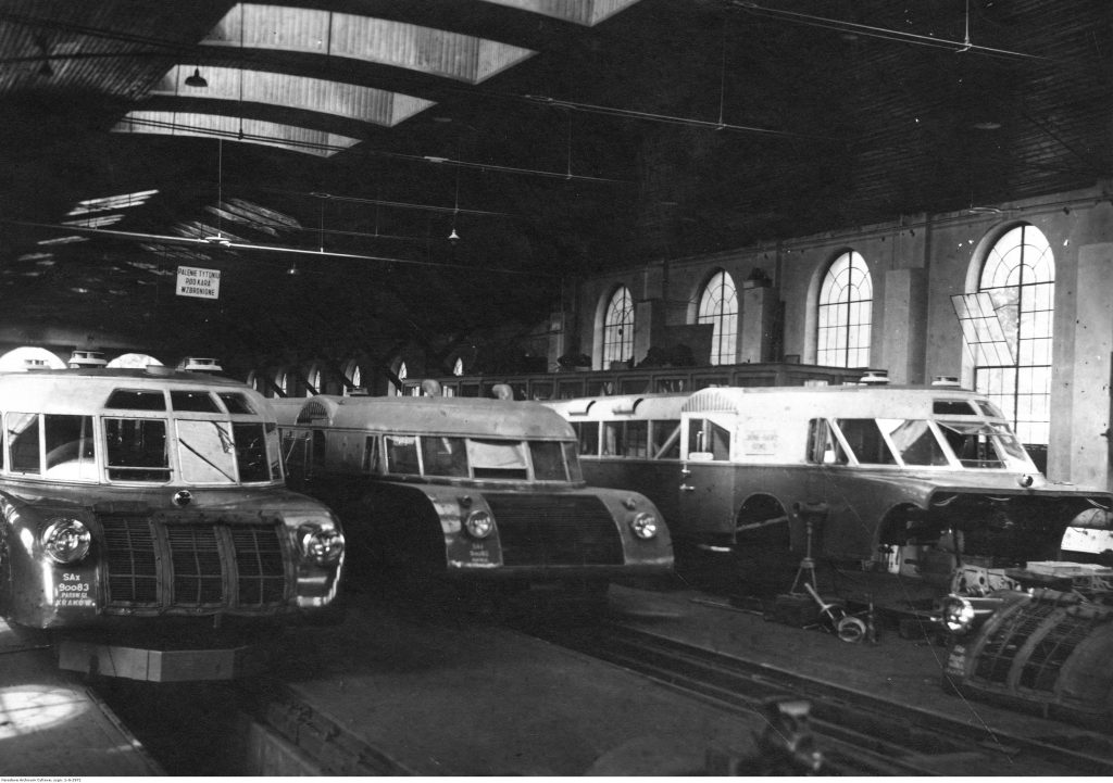 Wagony motorowe Lux-torpedy w wagonowni w Krakowie - wygląd wewnętrzny.