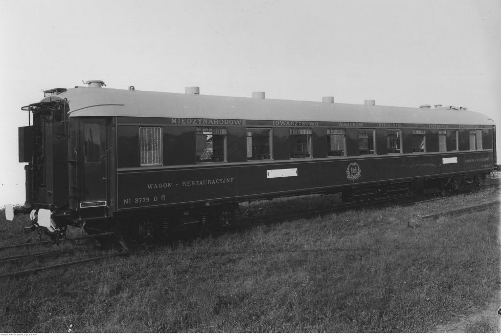 Wagon restauracyjny wykonany przez wytwórnię H. Cegielski Spółka Akcyjna w Poznaniu. Biały dach. Widoczny napis "Międzynarodowe Towarzystwo Wagonów Sypialnych i Ekspresów Europejskich".