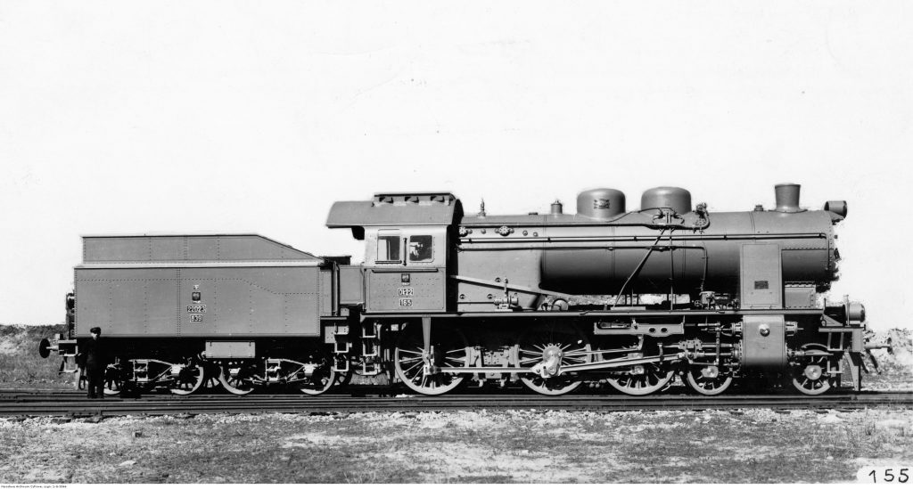 widok na parowóz z boku.