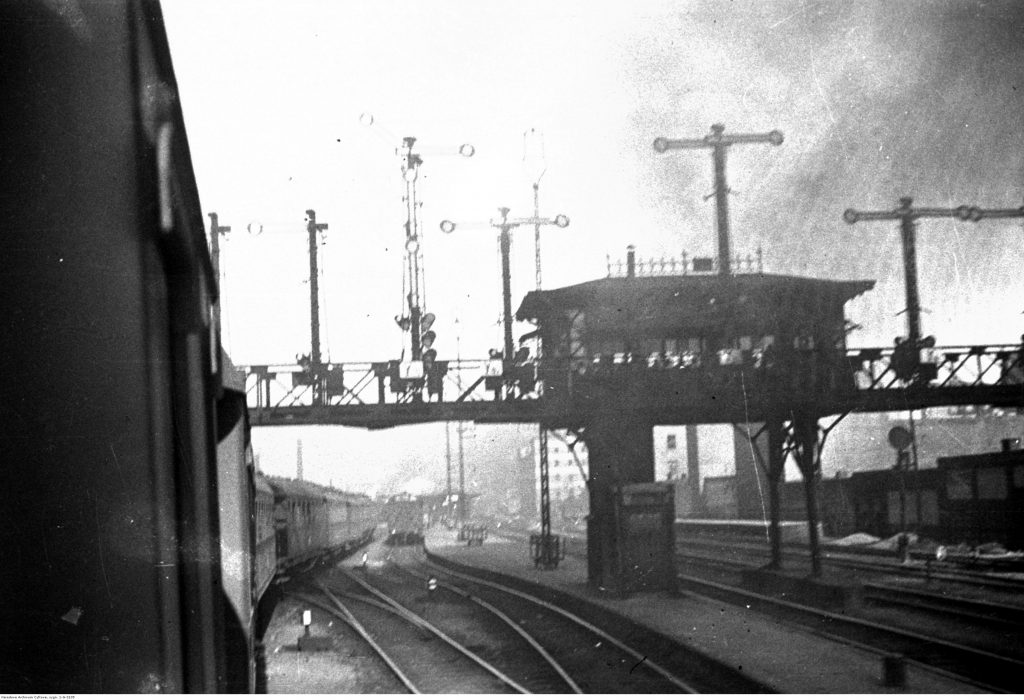 Linia kolejowa Gdynia-Hel. Nastawnia. Widoczne m.in. rozjazdy i semafory. Zbiory NAC online.