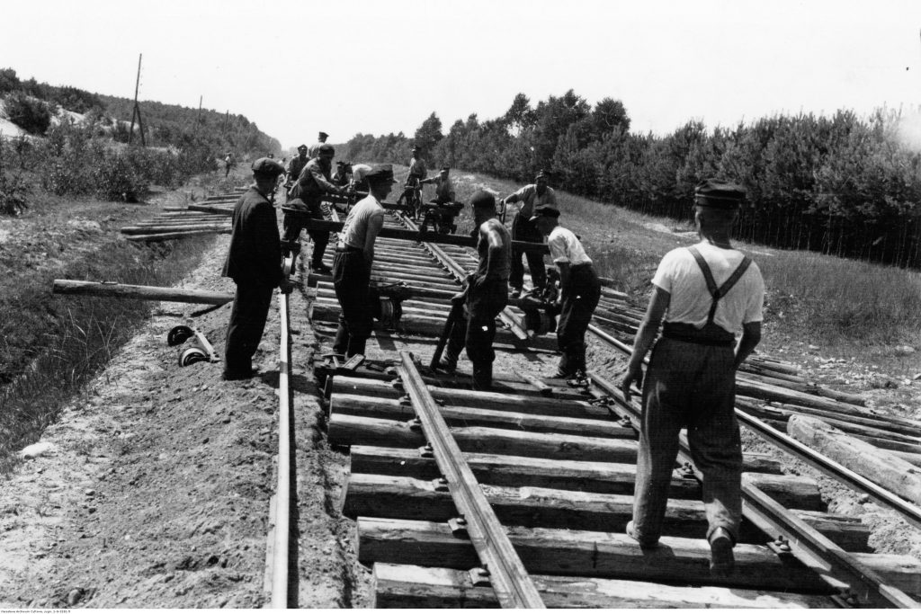 robotnicy przy układaniu szyn na podkładach. 