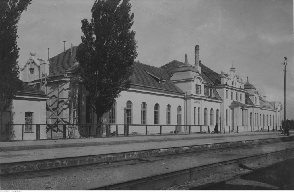 Wygląd zewnętrzny budynku dworca od strony peronów.