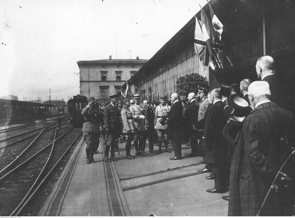 grupa ludzi na dworcu