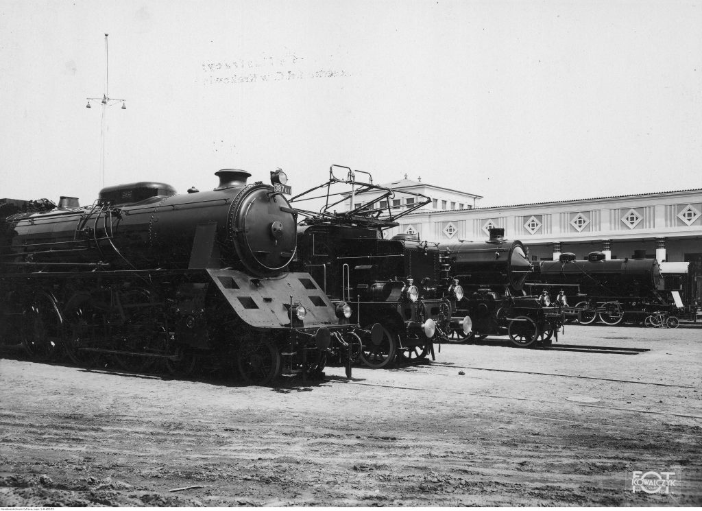 4 różne lokomotywy stoją obok siebie