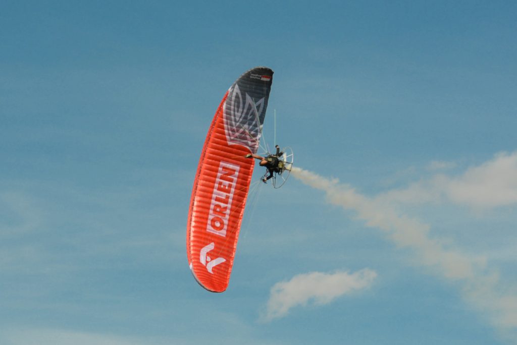 zdjęcie kolorowe, motoparalotniarz na tle nieba