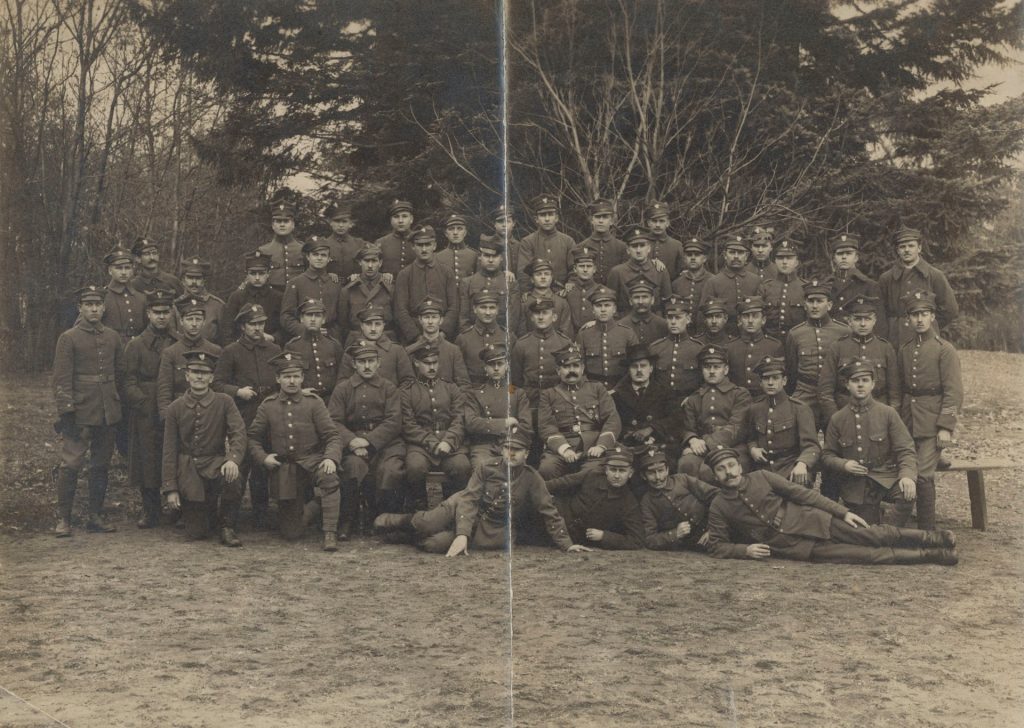 duża grupa powstańców pozujących do zdjęcia z uzbrojeniem