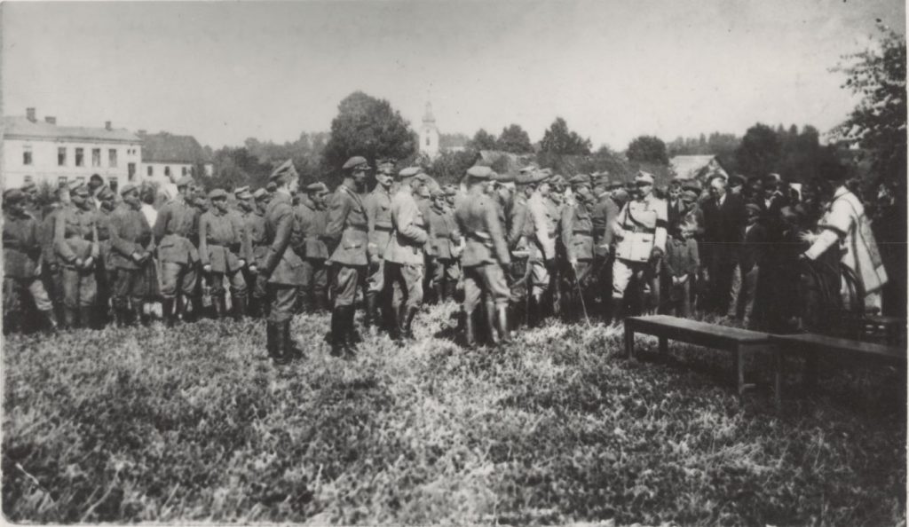 żołnierze zgrupowani na polanie