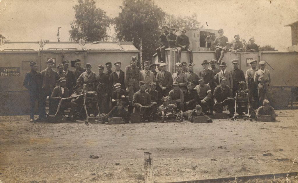 duża grupa powstańców pozujących do zdjęcia z uzbrojeniem
