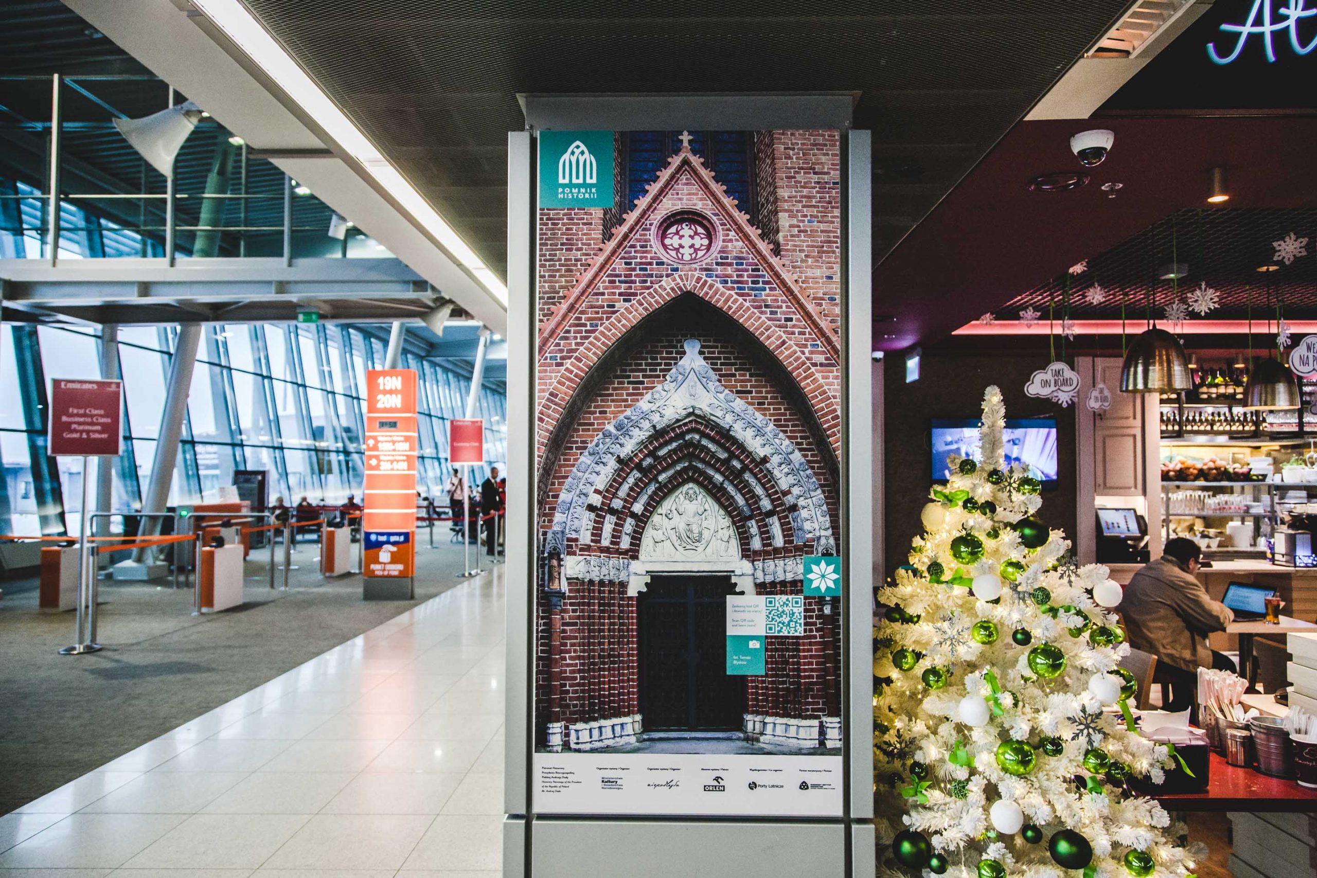 zdjęcie wystawy o Pomnikach Historii na lotnisku Chopina