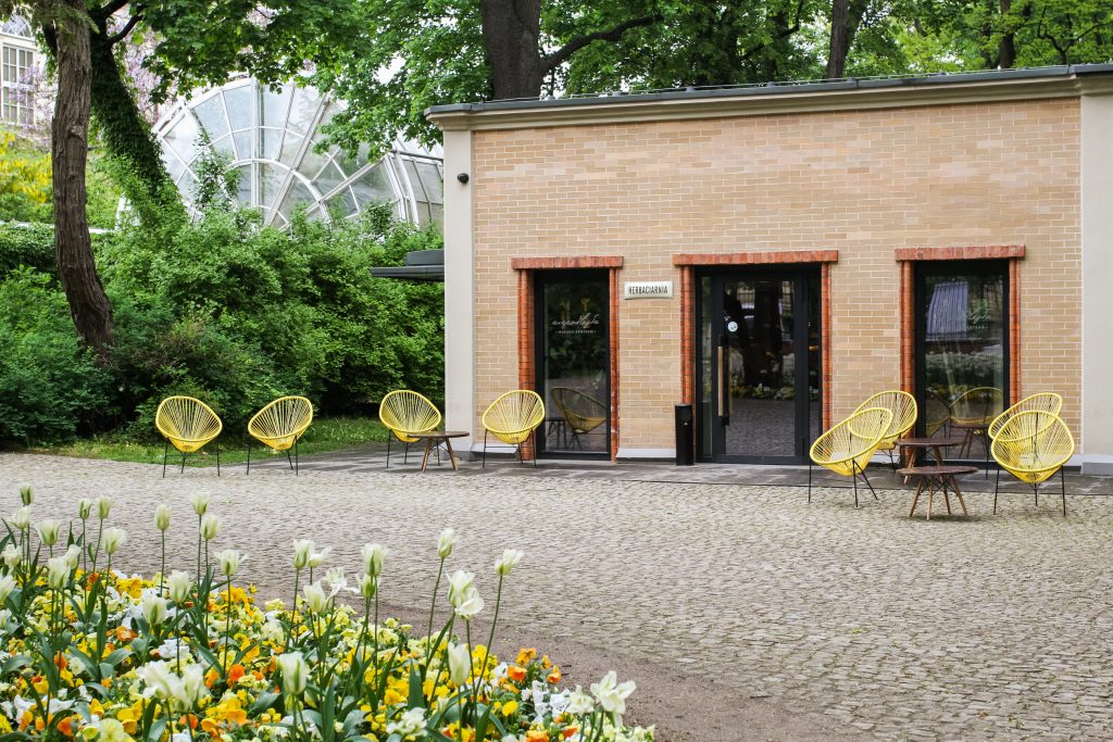 pawilon herbaciarni z wystawionymi krzesełkami