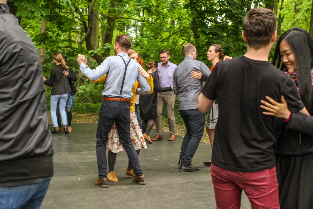 pary tańczące na parkiecie wśród drzew