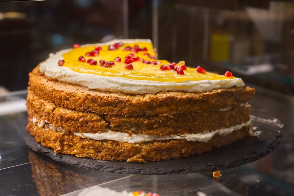 ciasto z kremem i owocami na wierzchu