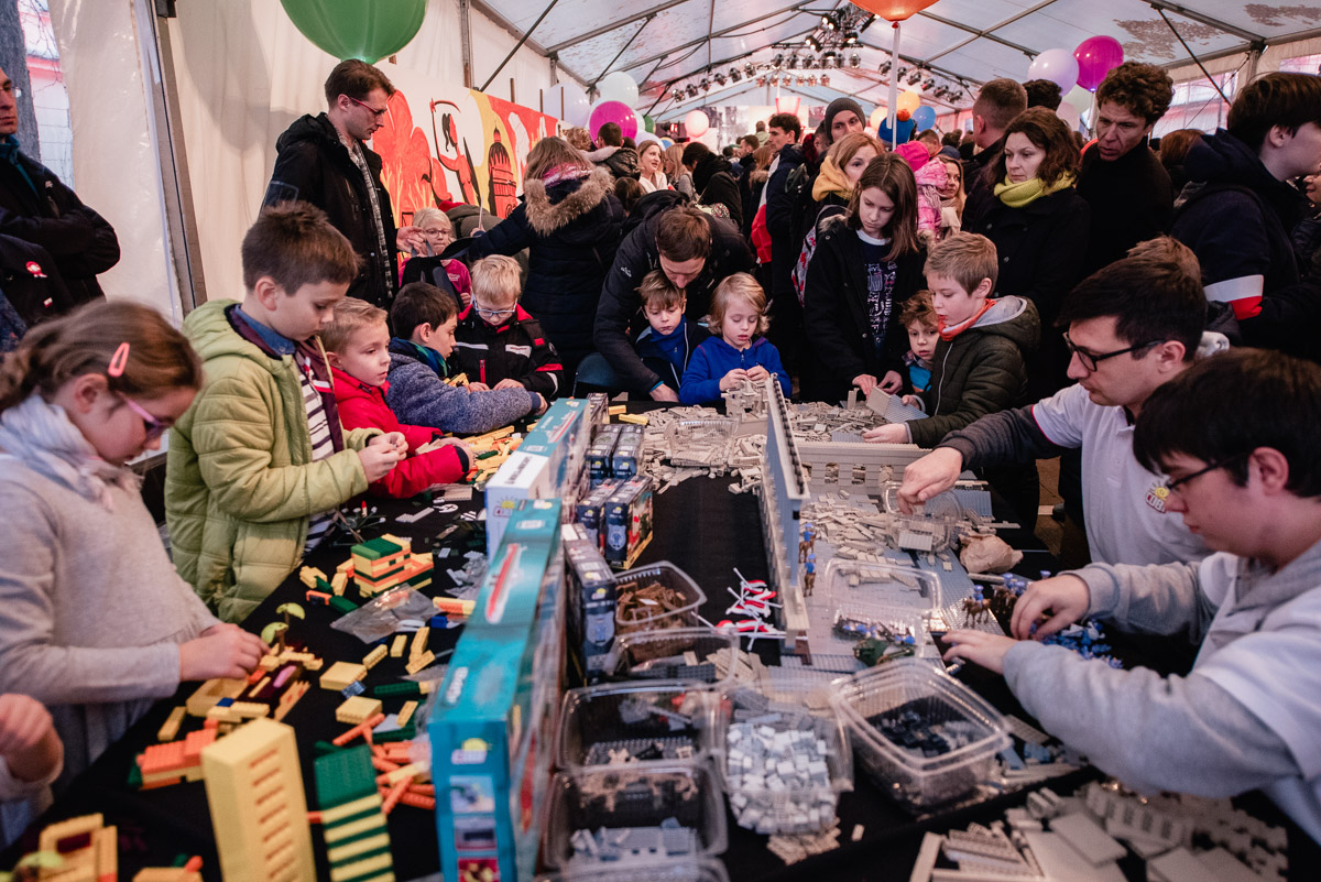 bawiące się dzieci