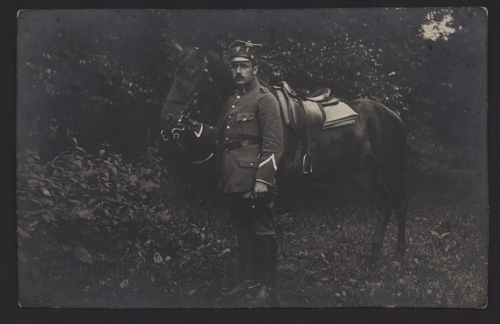 stare zdjęcie mężczyzny z koniem