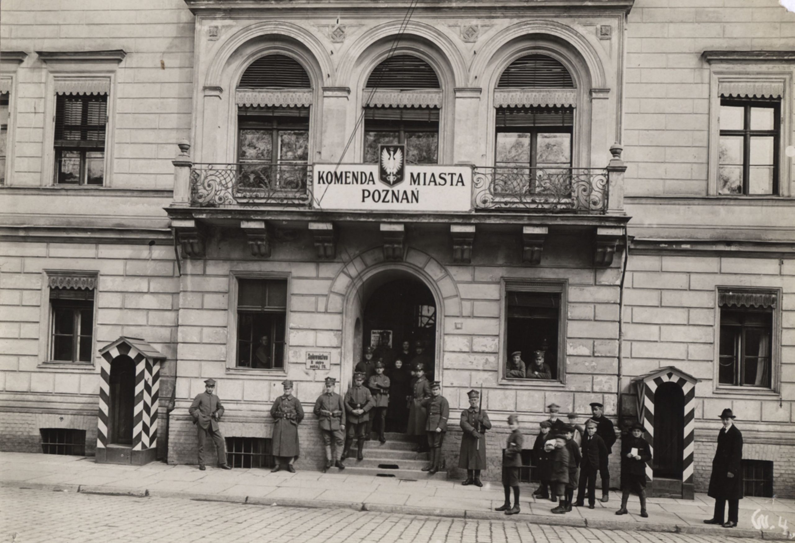 stare zdjęcie z budynkiem i stojącymi przed nim ludźmi