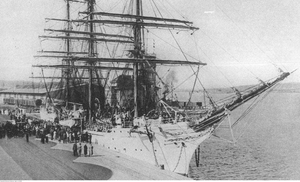 Żaglowiec "Dar Pomorza" w porcie gdyńskim przycumowany przy nabrzeżu